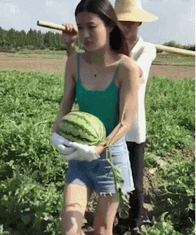 美女偷瓜吃,美女邂逅甜蜜诱惑