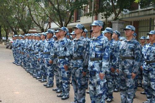 带你吃瓜搞笑军训,带你领略搞笑军训的瓜田奇遇