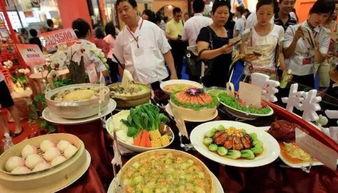 周末去商场吃瓜,瓜果飘香，尽享悠闲时光