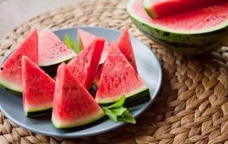 咬秋吃瓜照,秋日里的甜蜜时光