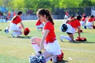 学校操场跳舞吃瓜