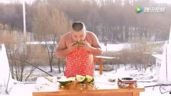 光膀子吃瓜群众,光膀子吃瓜群众的悠闲时光