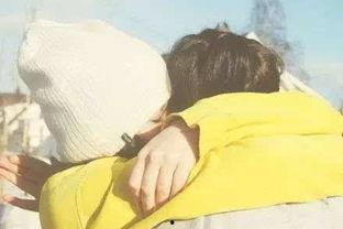 情侣拥抱吃瓜,情侣拥抱共享瓜果时光